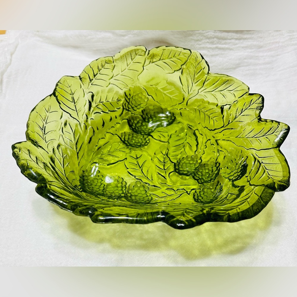 Vintage Indiana glass Green Loganberry dish. MINT condition‼️ vibrant color.